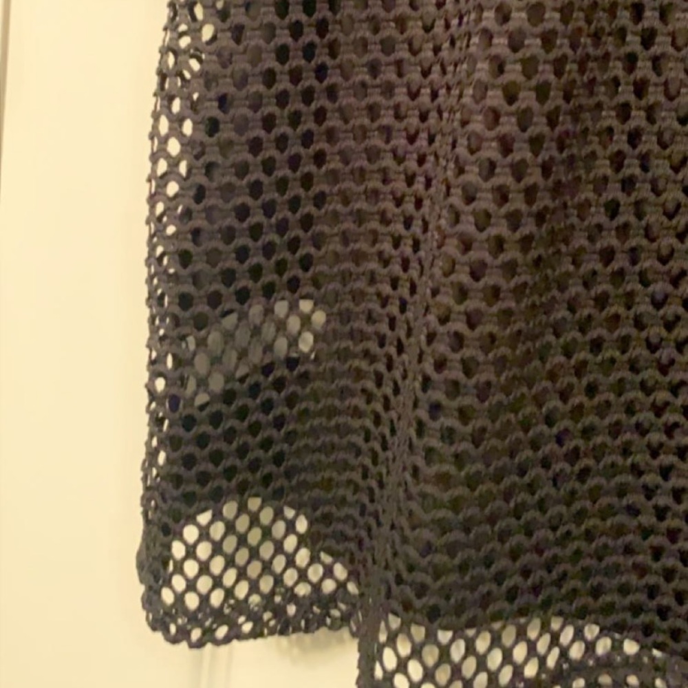 Discreet Fishnet Back Crop Top - Picture 4 of 5
